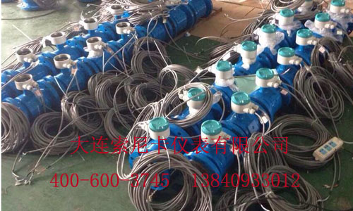 現(xiàn)場輸出的電磁流量計(jì)圖片